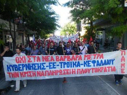 Η πείρα από τις 26/9 (φωτ. απεργιακή πορεία στη Λάρισα) μπορεί να δώσει σημαντική ώθηση στην οργάνωση της νέας απεργίας