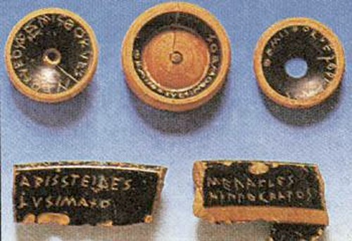 Κεραμικά σκεύη από το Μουσείο Αρχαίας Αγοράς που εκτέθηκαν στην έκθεση «Ελληνικός Κλασικός Κόσμος» στο Βερολίνο το 2002