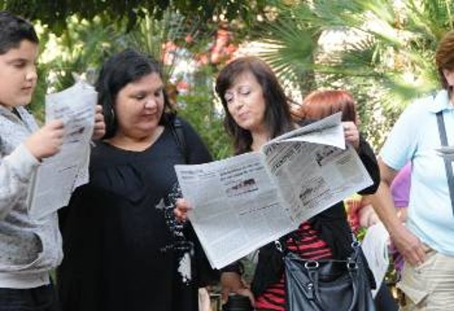 Απεργοί ξενοδοχοϋπάλληλοι διαβάζουν τον «Ριζοσπάστη» σε παλιότερη κινητοποίηση