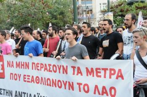 Στιγμιότυπα από την πορεία, στην οποία «ενώθηκαν» χτες οι κινητοποιήσεις φοιτητών, συνδικάτων, Λαϊκών Επιτροπών, στην Αθήνα