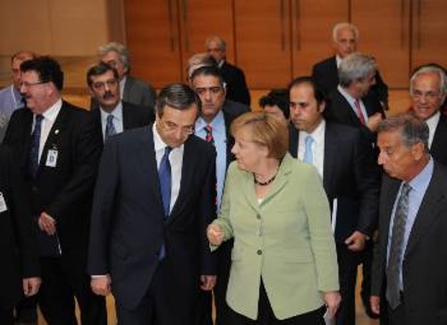 Σαμαράς και Μέρκελ, με φόντο τους επιχειρηματίες που συμμετείχαν σε σύσκεψη υπό τη Γερμανίδα καγκελάριο, κατά την τελευταία επίσκεψή της στην Αθήνα. Η σύσφιξη των σχέσεων Ελλάδας - Γερμανίας είναι χαράς ευαγγέλια για τους ντόπιους και Γερμανούς επιχειρηματίες