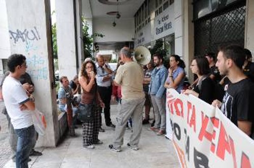 Με το σύνθημα «Κάτω τα χέρια από τα Βαρέα» διαδήλωσαν χτες εκπρόσωποι των εργαζομένων σε Φάρμακο - Καλλυντικό