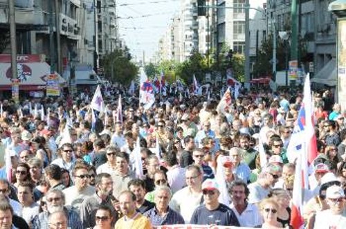 Στην Αθήνα και σε όλη τη χώρα, οι δρόμοι γέμισαν διαδηλωτές με σημαίες του ΠΑΜΕ