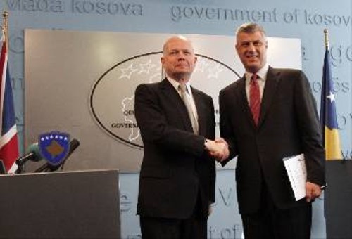 Από τη συνάντηση του ΥΠΕΞ της Βρετανίας με τον πρόεδρο των Κοσσοβάρων Αλβανών (δεξιά), πρώην αρχηγό του Ουτσεκά