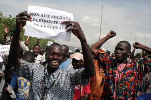 Από πρόσφατη διαδήλωση στην πρωτεύουσα Μπαμάκο κατά της στρατιωτικής επέμβασης της ECOWAS στο βορρά