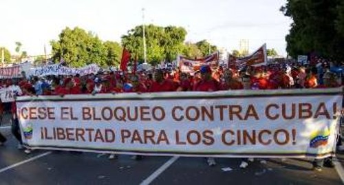 Από διαδήλωση λαϊκών δυνάμεων στη Βενεζουέλα με αίτημα την κατάργηση του αποκλεισμού της Κούβας από τις ΗΠΑ