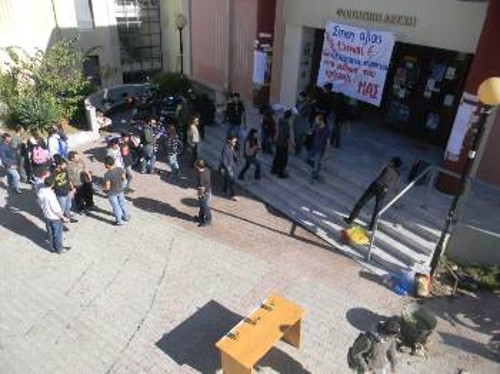Από την κινητοποίηση στη Μυτιλήνη, κάτω δεξιά διακρίνεται το καζάνι που έστησαν συμβολικά οι φοιτητές
