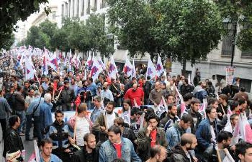 Η πορεία του ΠΑΜΕ τη δεύτερη μέρα της 48ωρης απεργίας, καθώς ανεβαίνει την οδό Σταδίου