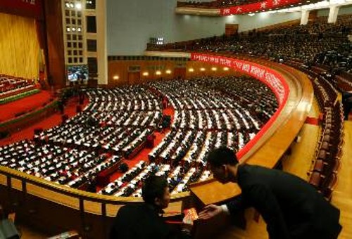Αποψη από τις εργασίες του 18ου Συνεδρίου του ΚΚ Κίνας