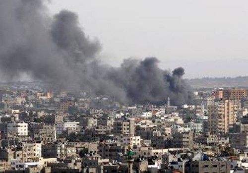 Η πολύπαθη πόλη της Γάζας βρίσκεται υπό συνεχή βομβαρδισμό από τα ισραηλινά μαχητικά