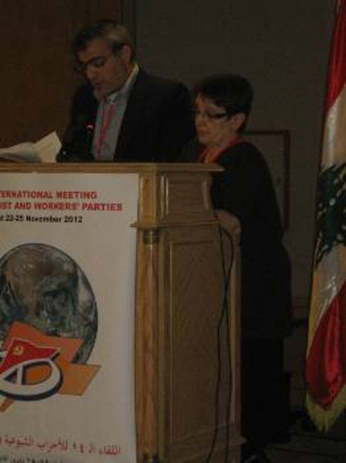 Στο βήμα της συνάντησης η Αλέκα Παπαρήγα (δίπλα της ο Κ. Παπαδάκης, μέλος της Γραμματείας της ΚΕ και του Τμήματος Διεθνών σχέσεων)
