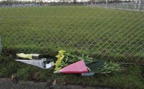 Στο σημείο όπου δέχτηκε την επίθεση ο άτυχος 41χρονος επόπτης κάποια λουλούδια θυμίζουν την τραγική κατάληξη του περιστατικού