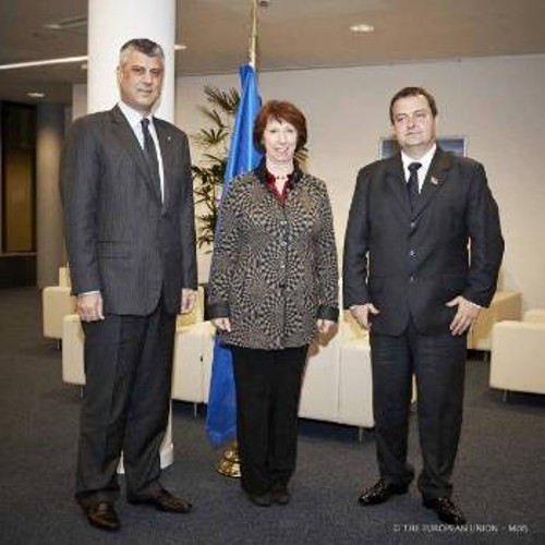 Από προηγούμενη συνάντηση των πρωθυπουργών των Κοσσοβάρων Αλβανών (πρώην επικεφαλής του Ουτσεκά, δεξιά) Χ. Θάτσι και τον Σέρβο Ι. Ντάσιτς. Στη μέση η επικεφαλής της ΕΕ για την Εξωτερική Πολιτική και Αμυνα, Κ. Αστον