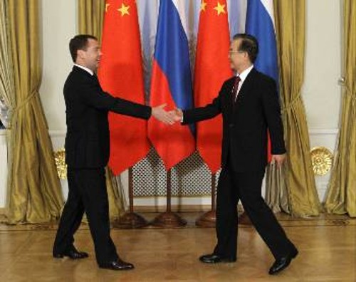 Από την πρόσφατη συνάντηση τον περασμένο Δεκέμβρη των πρωθυπουργών Ρωσίας και Κίνας Μεντβέντεφ και Τζιαμπάο στη Μόσχα