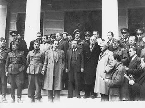 Αντιπροσωπείες του ΕΑΜ και της κυβέρνησης στο υπουργείο Εξωτερικών αμέσως μετά την υπογραφή της Συμφωνίας. Από αριστερά: Σαράφης, Σιάντος, Τσιριμώκος, Σοφιανόπουλος, Ασκούτης, Παρτσαλίδης