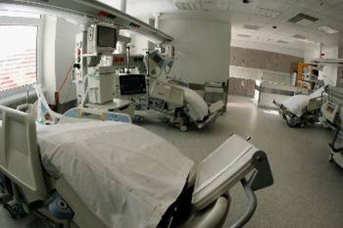 Οι ελλείψεις προσωπικού στα δημόσια νοσοκομεία κρατούν κλειστά 137 κρεβάτια ΜΕΘ (φωτ.)