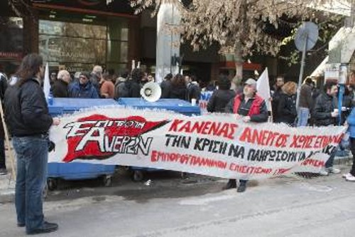 «Κανένας άνεργος χωρίς επίδομα», το σύνθημα που κυριαρχεί στο πανό της κινητοποίησης, στη Θεσσαλονίκη
