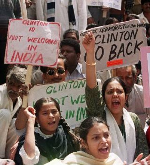 «Κλίντον, γύρνα πίσω»: διαδήλωση κατά της πολιτικής των ΗΠΑ έναντι της Ινδίας