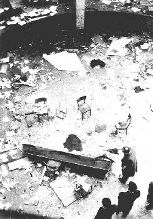 Στις 12 Δεκέμβρη 1969, έγινε στο Μιλάνο έκρηξη βόμβας μεγάλης ισχύος στο φουαγιέ της Αγροτικής Τράπεζας στην πλατεία Φοντάν. Την ίδια μέρα, έγιναν εκρήξεις και στη Ρώμη. 16 άτομα σκοτώθηκαν, περίπου εκατό τραυματίστηκαν. Η Αστυνομία ανακοίνωσε ότι φταίνε οι «αριστεροί», αλλά αποδείχτηκε τελικά ότι ήταν προβοκάτσια που είχαν οργανώσει οι μυστικές υπηρεσίες της Ιταλίας και του ΝΑΤΟ μαζί με τους νεοφασίστες, που ένα μέρος τους είχε εγγραφεί στους «υπεραριστερούς»