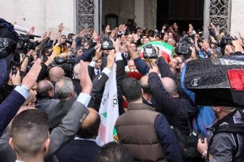 Οπαδοί του Τζουζέπε Πίνο Ραούτι, χαιρετούν φασιστικά το φέρετρό του, το Νοέμβρη του 2012. Ο Ραούτι ήταν ηγέτης της νεοφασιστικής οργάνωσης «Ορντινε νουόβο», τα μέλη της οποίας, προσποιούμενοι τους αριστεριστές και τους αναρχικούς εισχωρούσαν σε αριστερίστικες οργανώσεις, τις οποίες έσπρωχναν να διαπράττουν ακρότητες, ώστε να μπορούν αργότερα να κατηγορηθούν οι «κόκκινοι» για εξτρεμισμό και τρομοκρατία