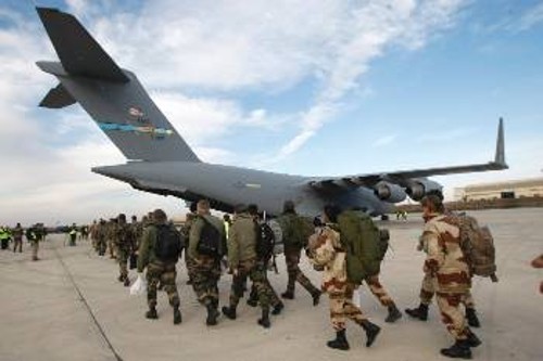 Νέα γαλλικά στρατεύματα, με την επιμελητειακή υποστήριξη των ΝΑΤΟικών δυνάμεων, φτάνουν στο Μάλι
