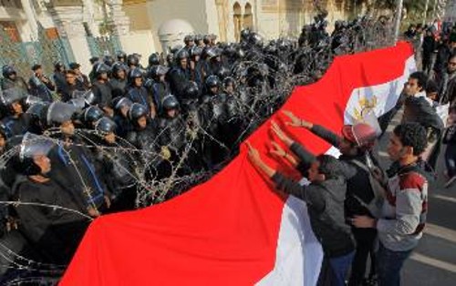Από τις χτεσινές διαμαρτυρίες έξω από το αστυνομοκρατούμενο προεδρικό μέγαρο στο Κάιρο