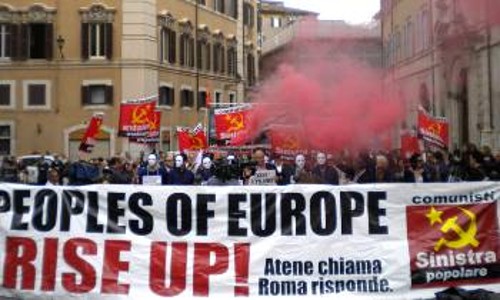 Κινητοποίηση των Κομμουνιστών της Ιταλίας. Το σύνθημα στο πανό, «Λαοί της Ευρώπης ξεσηκωθείτε. Η Αθήνα καλεί η Ρώμη απαντάει», είναι εμπνευσμένο από την ξεχωριστής συμβολικής σημασίας ενέργεια του ΚΚΕ, που σήκωσε πανό στο Βράχο της Ακρόπολης το Μάη του 2010, καλώντας τους λαούς της Ευρώπης να ξεσηκωθούν