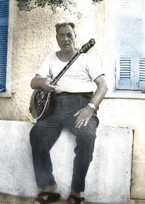Ο Μάρκος Βαμβακάρης έξω από το σπίτι του στα Ασπρα Χώματα της Νίκαιας το 1965