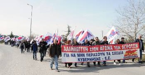 Κυριακή πρωί οι δυνάμεις που ΠΑΜΕ από στην Αθήνα επισκέπτονται το μπλόκο της Νίκαιας