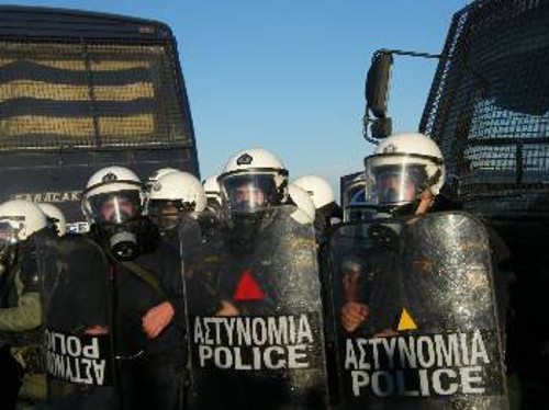 Αστυνομικές δυνάμεις σε πλήρη ανάπτυξη προκειμένου να εμποδίσουν τις διαδηλώσεις των αγροτών