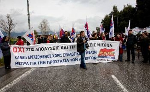 Μετά την πορεία στην Ελευσίνα, οι διαδηλωτές απέκλεισαν συμβολικά (φωτ.) την Εθνικό οδό