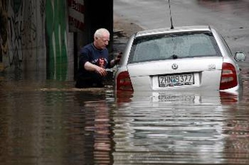 Εικόνες καταστροφής και ταλαιπωρίας από την προχτεσινή πλημμύρα στο Λεκανοπέδιο Αττικής