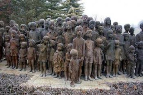 Το γλυπτό με τα 82 χάλκινα αγάλματα, 40 αγόρια και 42 κορίτσια, των παιδιών του Λίντιτσε της Τσεχοσλοβακίας που θανατώθηκαν στους θαλάμους αερίων των χιτλερικών, στέκει στο μαρτυρικό χωριό για να θυμίζει τη «σχέση» του ναζισμού με τα παιδιά...