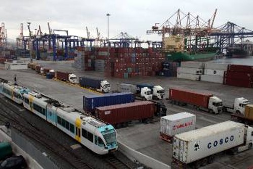 Η πολυεθνική COSCO θα παραλαμβάνει στο λιμάνι του Πειραιά τα κινεζικής παραγωγής εμπορεύματα της αμερικανικής HP και μέσω της υπό ιδιωτικοποίηση ΤΡΑΙΝΟΣΕ θα τα προωθεί μέχρι την Ευρώπη
