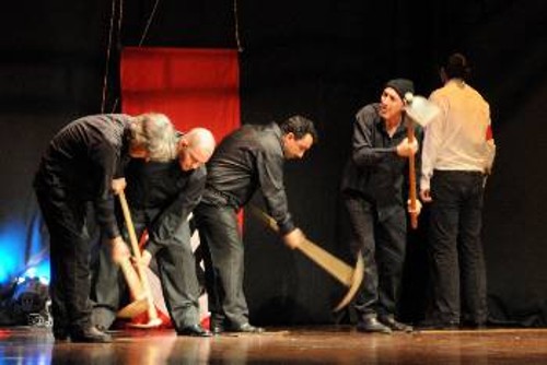 Η θεατρική ομάδα του ΠΑΜΕ επί το έργον, στην παράσταση «Τρόμος και αθλιότητα του Γ' Ράιχ», που «ανέβασε» το 2013