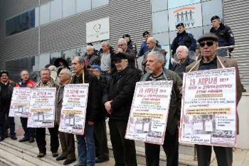 Διαμαρτυρία των συνταξιούχων στα γραφεία του ΕΟΠΥΥ για την υποβάθμιση της ιατροφαρμακευτικής περίθαλψης