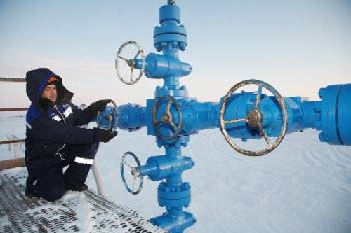 Η «Gazprom» κινεί γη και ουρανό, για να βάλει στο χέρι τις ΔΕΠΑ - ΔΕΣΦΑ, θέλοντας να αξιοποιήσει τις υποδομές τους, για να αποκτήσει πλεονέκτημα στους ενεργειακούς ανταγωνισμούς στην περιοχή