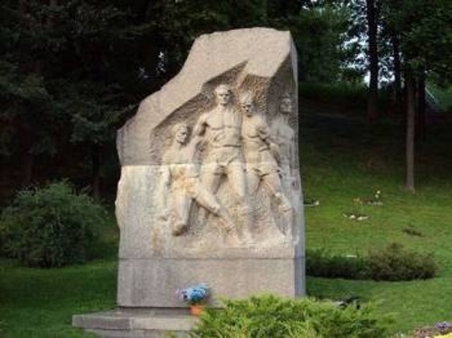 Το μνημείο που είναι αφιερωμένο στους ποδοσφαιριστές της START και στην ιστορία τους