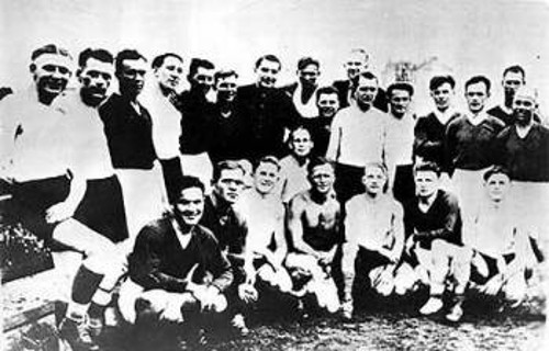 Οι παλιοί παίκτες της Ντιναμό Κιέβου και οι υπόλοιποι που συμμετείχαν στη δημιουργία της ομάδας START, στη μοναδική φωτογραφία που υπάρχει