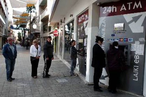 Με όχημα τις τράπεζες και τη σωτηρία τους, κλιμακώνονται οι εκβιασμοί στον κυπριακό λαό