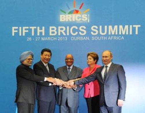 Από την κοινή φωτογράφιση των πέντε ηγετών της Διάσκεψης BRICS στο Ντέρμπαν