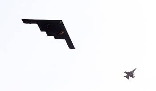 Αμερικανικό βομβαρδιστικό «Στελθ» τύπου Β2 πετά πάνω από τη Νότια Κορέα. Οι ΗΠΑ έχουν συγκεντρώσει τεράστιο οπλοστάσιο στην περιοχή