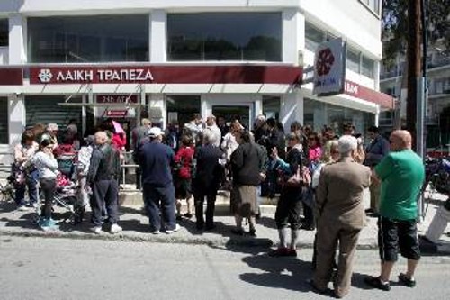 Κύπριοι έξω από υποκατάστημα της Λαϊκής, τη δεύτερη μέρα που επαναλειτούργησαν οι τράπεζες