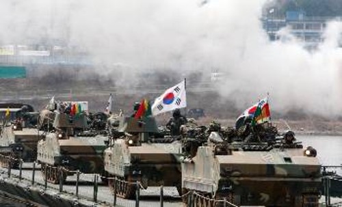 Δεκάδες νοτιοκορεατικά άρματα μάχης στη διάρκεια ασκήσεων με σενάριο επιχειρήσεις επέμβασης κατά της ΛΔ Κορέας από την αποστρατιωτικοποιημένη ζώνη στην κοινή μεθόριο των δύο χωρών