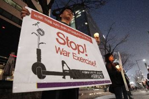 «Σταματήστε τις ασκήσεις πολέμου» αναγράφει το πλακάτ Νοτιοκορεάτη διαδηλωτή που συμμετείχε προχτές σε συγκέντρωση διαμαρτυρίας έξω από την αμερικάνικη πρεσβεία στη Σεούλ