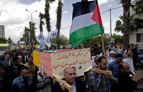 Σε διαδήλωση μετατράπηκε η κηδεία του Παλαιστίνιου στρατηγού στην Τζενίν της Δυτικής Οχθης υπό το βλέμμα του ισραηλινού κατοχικού στρατού