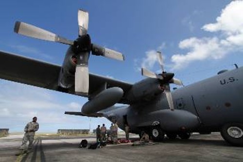 Αεροπλάνο μεταφοράς προσωπικού των ΗΠΑ στη βάση του Ειρηνικού στη νήσο Γκουάμ που συμβάλλει στις προκλητικές ασκήσεις κατά της ΛΔ Κορέας