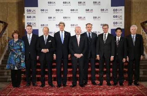 «Οικογενειακή» φωτογραφία της υπουργικής συνόδου του G8, στην οποία ήταν παρούσα και η επικεφαλής της ΕΕ για την Εξωτερική Πολιτική και Ασφάλεια, Κάθριν Αστον