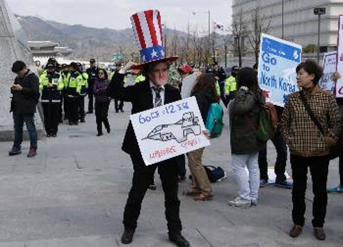 Από διαμαρτυρία στη Σεούλ ενάντια στην επίσκεψη Κέρι και στην εντεινόμενη επιθετικότητα ΗΠΑ και Νότιας Κορέας