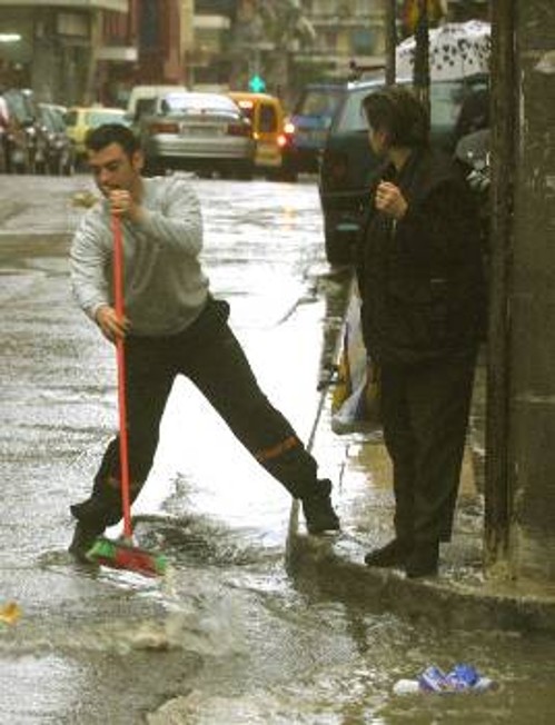 Μπορεί η Αθήνα να πλημμυρίζει σε κάθε βροχή, αλλά η δημοτική αρχή πραγματοποίησε ελάχιστα έργα αποχέτευσης (φωτ. από το Παγκράτι)